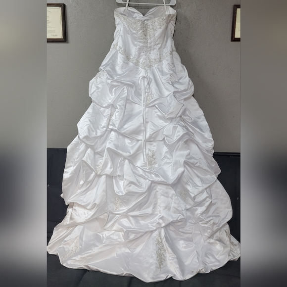 Gorgeous beaded wedding gown dress - Picture 3 of 4